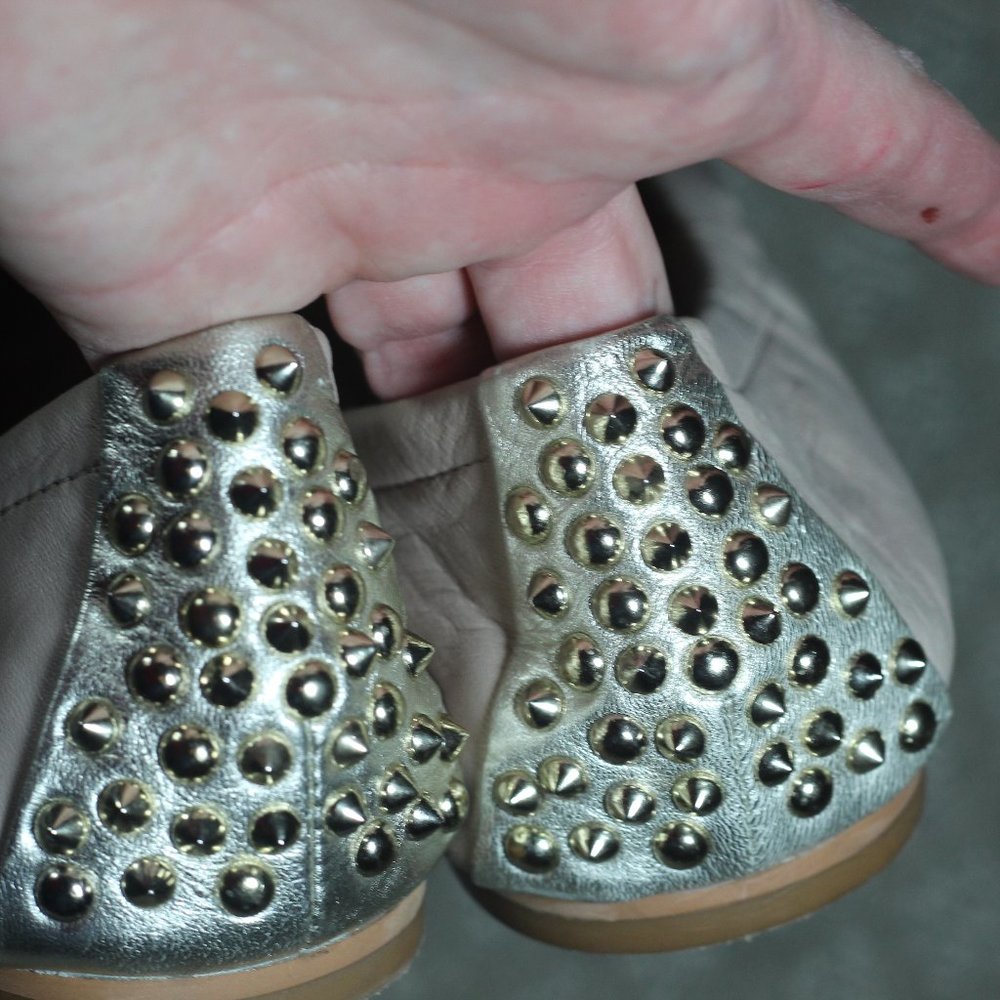 Vince Camuto Ferguson Sz 10 Studded Gold Toe on Beige Ballet Slippers - LIKE NEW - Picture 5 of 6